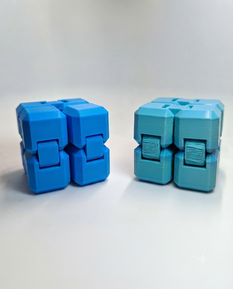 Cubo Infinito Antiestresse articulado nas cores azul e azul-claro.